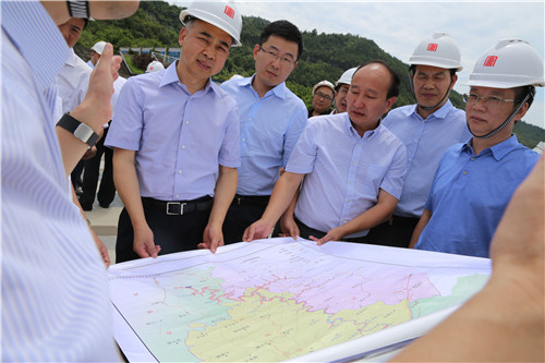 省委组织部部长范锐平视察亭子湖.jpg