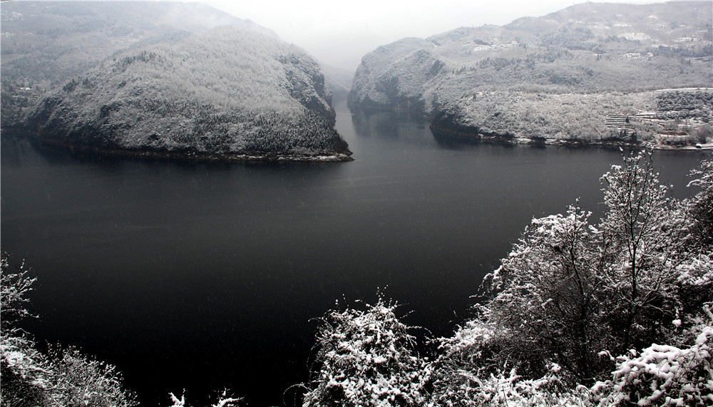 广元市利州区金洞小学  董长林   玉琢鲁班峡 电话18981233849.jpg