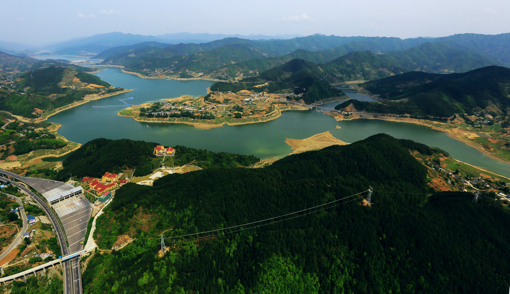 鸟瞰白龙湖 沈若飞.jpg