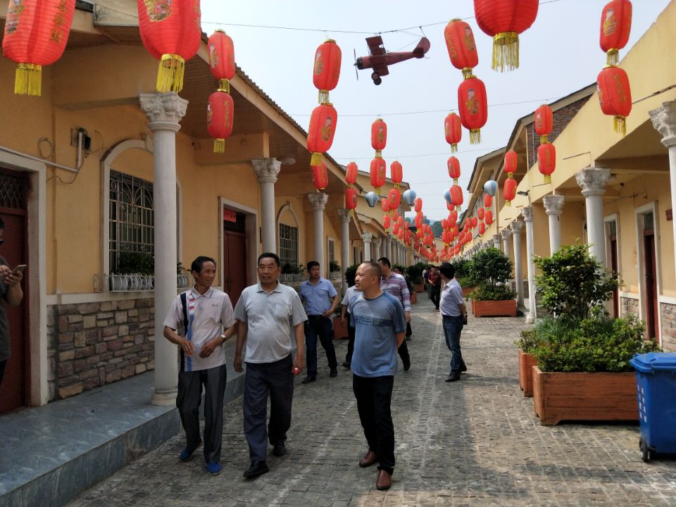 2-考察组参观移民渔（农）家乐建设、经营情况.jpg