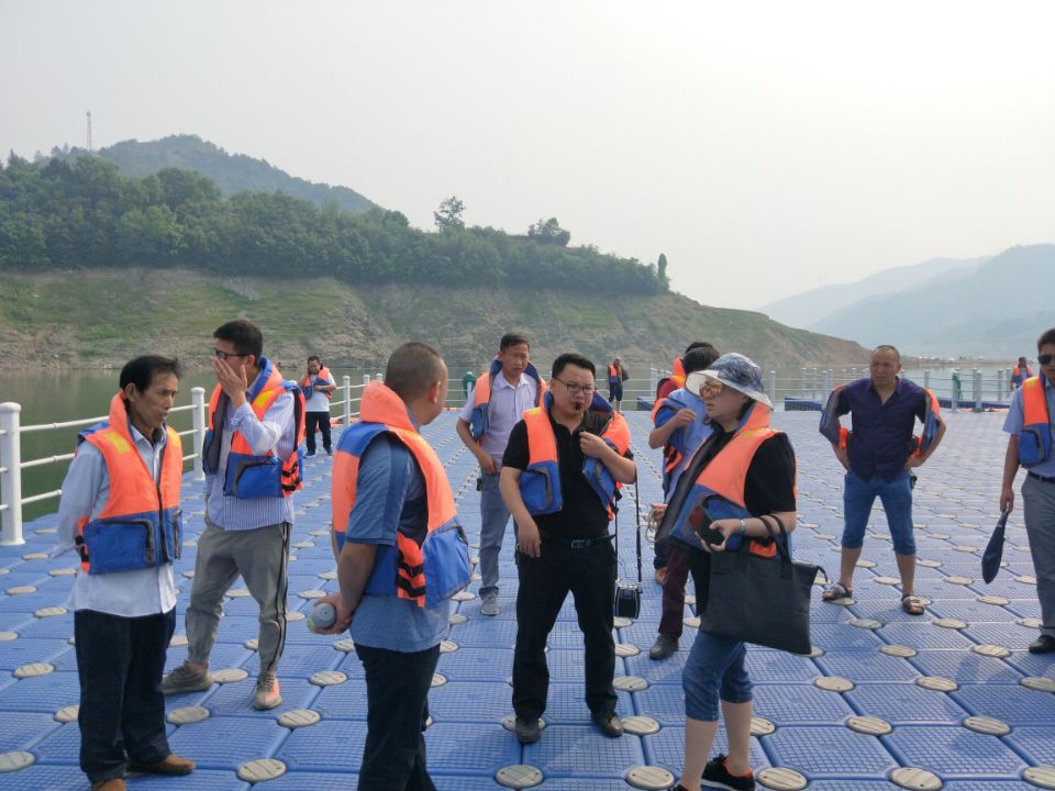 4-考察组听取钓鱼平台建设使用情况.jpg