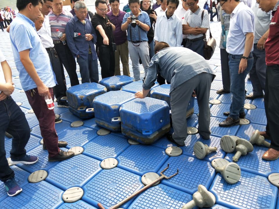 5-工作人员现场演示浮筒安装.jpg