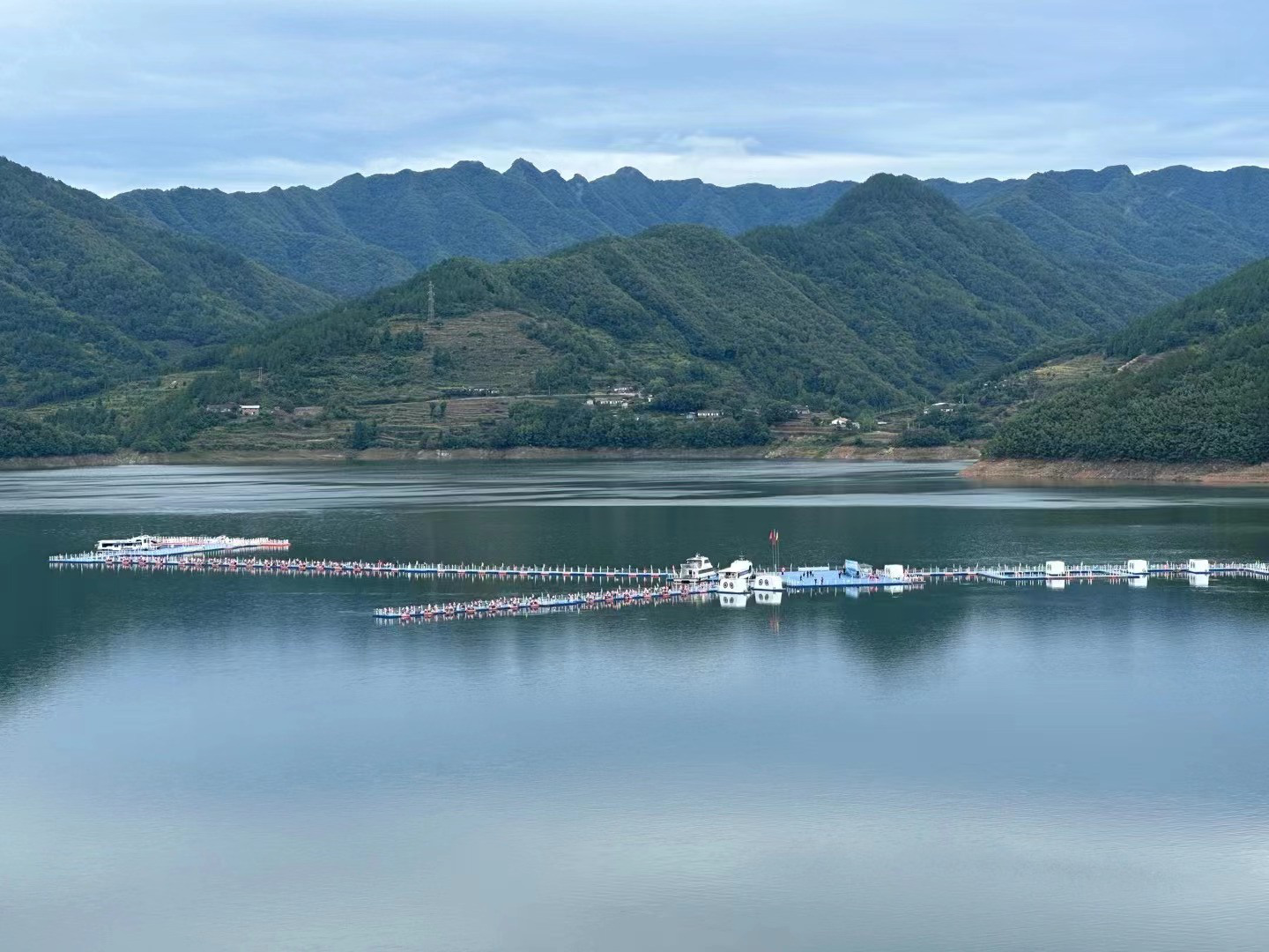 干净湖面.png